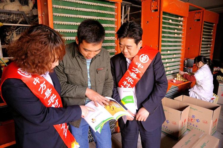 合作社老板滕召友接过信贷员送来的《怀化市金融产品服务
